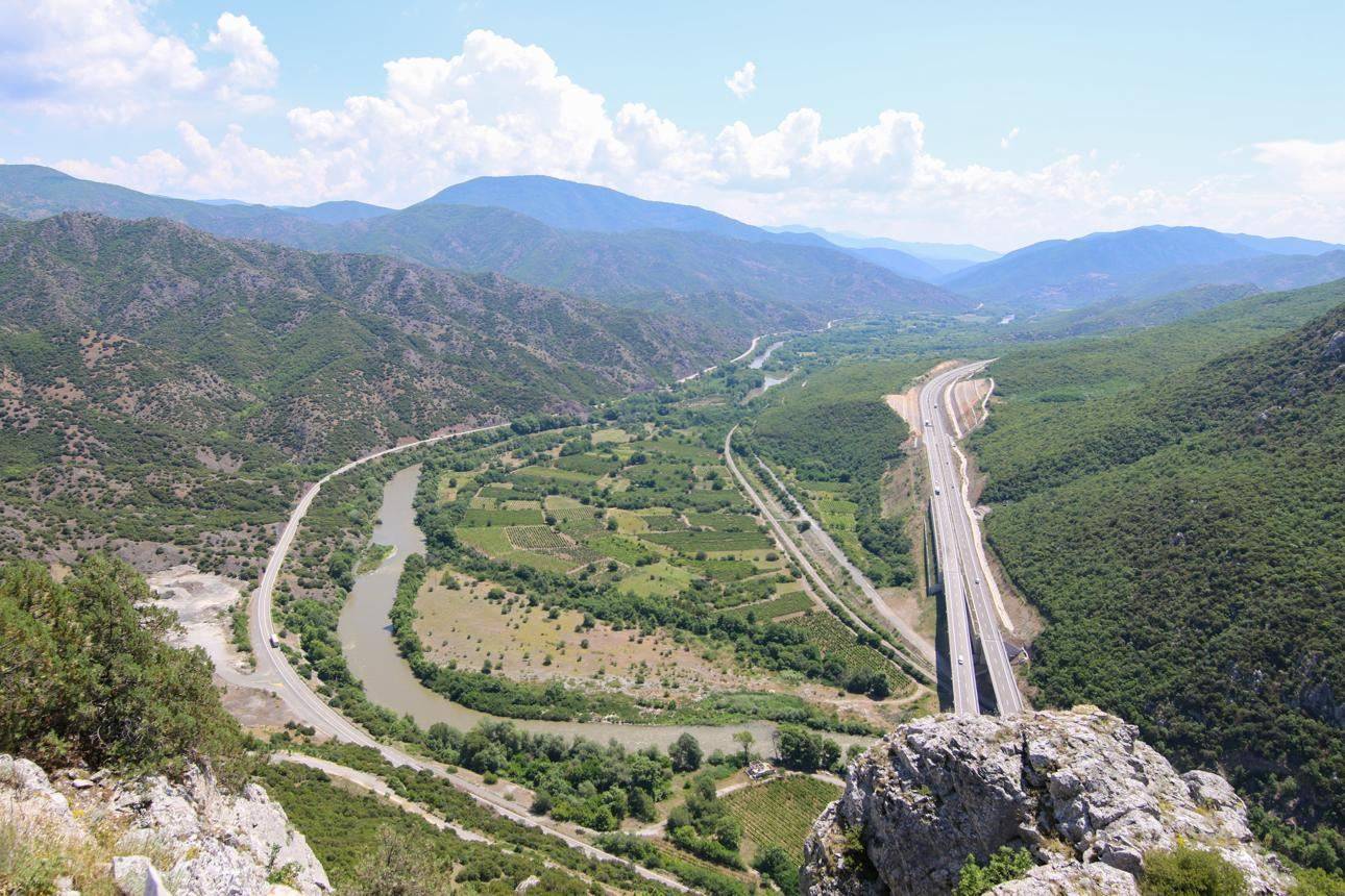 Ο αυτοκινητόδρομος στο φαράγγι Ντέμιρ Καπία στη Βόρεια Μακεδονία