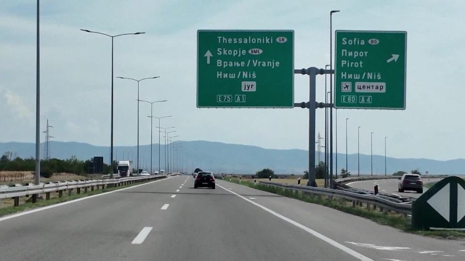 Πινακίδα στον αυτοκινητόδρομο E-75 για Νις, Σκόπια και Θεσσαλονίκη